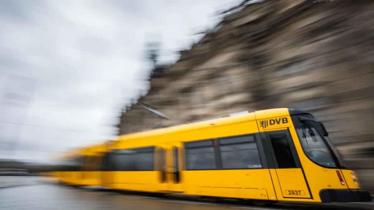 Öffentlicher Nahverkehr in Dresden: ARCHIV - 27.10.2023, Sachsen, Dresden: Eine Straßenbahn der Dresdner Verkehrsbetriebe (DVB) auf der Linie 4 fährt am Nachmittag über den Theaterplatz (Aufnahme mit langer Belichtungszeit). (zu dpa: «Fußgänger stirbt bei Straßenbahnunfall») Foto: Robert Michael/dpa +++ dpa-Bildfunk +++