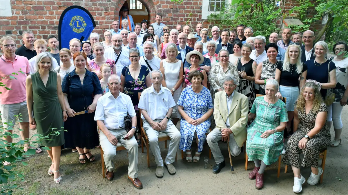 Jubiläum 30 Jahre Lions Club – Bad Liebenwerda – Elsterwerda im Pfarrgarten Saxdorf: Jubiläum 30 Jahre Lions Club – Bad Liebenwerda – Elsterwerda im Pfarrgarten Saxdorf
-