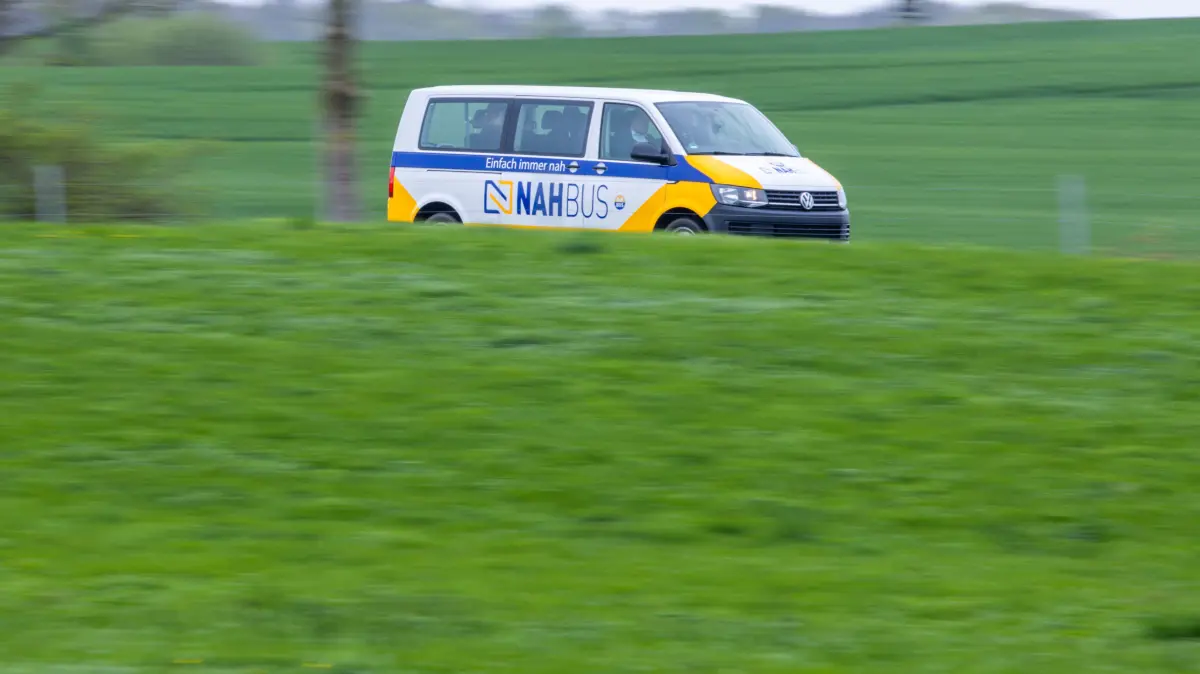 Mit einem Rufbus des Nahverkehrsunternehmens Nahbus fährt die Ministerpräsidentin von Mecklenburg-Vorpommern in Richtung Gadebusch. Das Rufbus-System in Mecklenburg-Vorpommern soll in den nächsten Jahren flächendeckend ausgebaut werden, Schwesig (SPD) und Wirtschaftsminister Meyer (SPD) geben dafür den offiziellen Startschuss. Der Landkreis Nordwestmecklenburg bietet seit dem 01.03.2024 ein Rufbus-Netz mit 33 Linien an. +++ dpa-Bildfunk +++