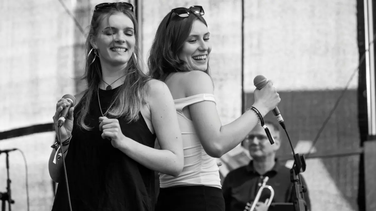Auf dem Foto in Schwarz-Weiß, bei den Klappstuhlkonzerten aber live und in Farbe: Stella-Marie Jahn (r.) und Elise Burger als das Duo Else. Welche Musiker an den drei Abenden noch dabei sind.