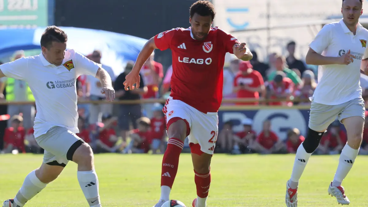 Fussball Testspiel 2026/2027 SV Lok Calau - FC Energie Cottbus: 21 Leon Guwara (Energie Cottbus, M.)