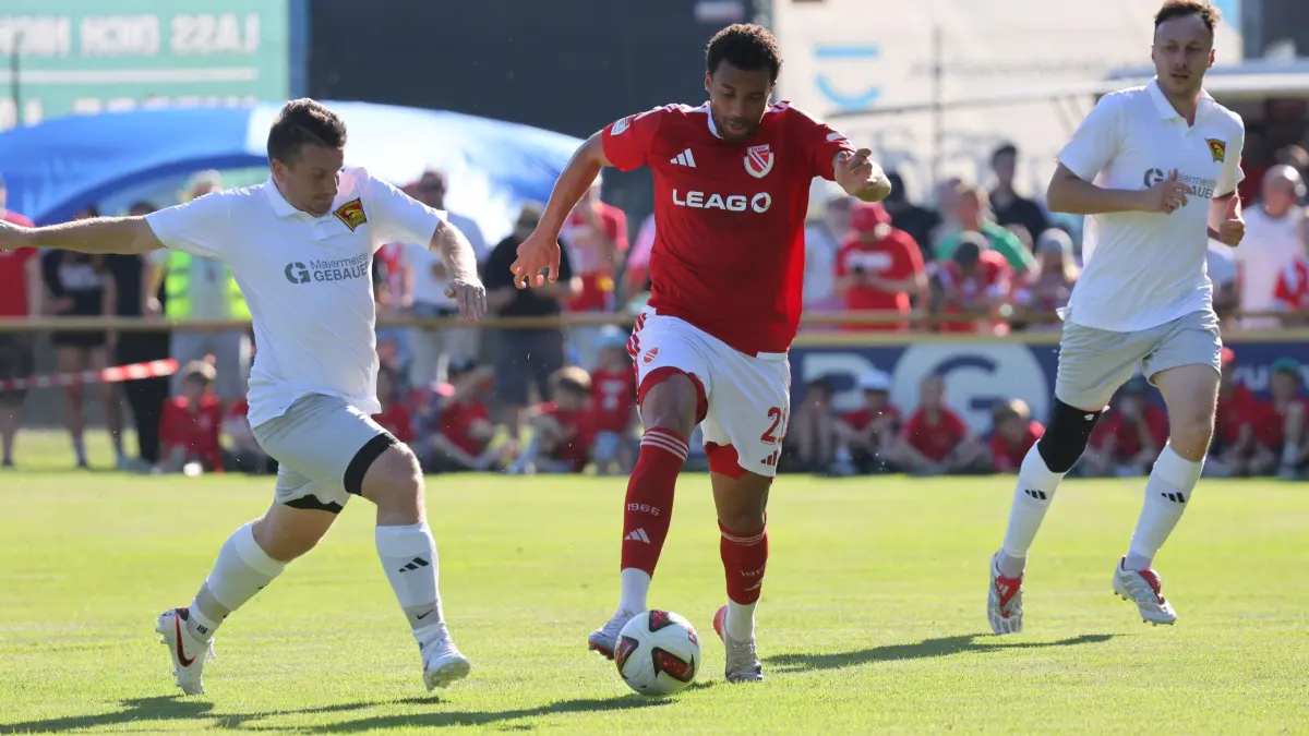 Fussball Testspiel 2026/2027 SV Lok Calau - FC Energie Cottbus: 21 Leon Guwara (Energie Cottbus, M.)