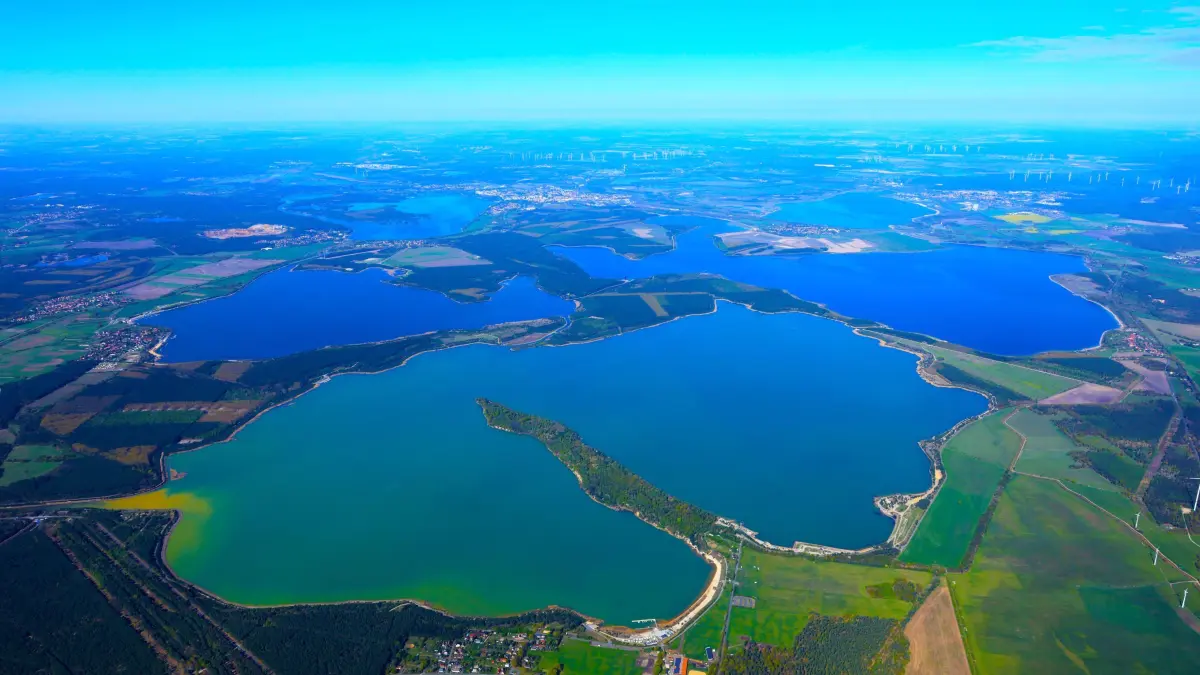 Traum für Freizeitkapitäne: Am 29. Juni 2026 verschmelzen fünf Seen im Lausitzer Seenland über schiffbare Kanäle zu einem Wasserwanderparadies.