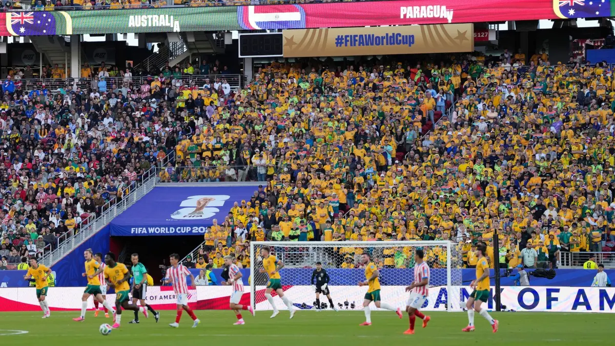 WM 2026 - Paraguay - Australien: 25.06.2026, USA, Santa Clara: Fußball, Männer: WM, Vorrunde, Gruppe D, 3. Spieltag, Paraguay - Australien. Fans verfolgen das WM-Gruppenspiel. Foto: Eugene Hoshiko/AP/dpa +++ dpa-Bildfunk +++