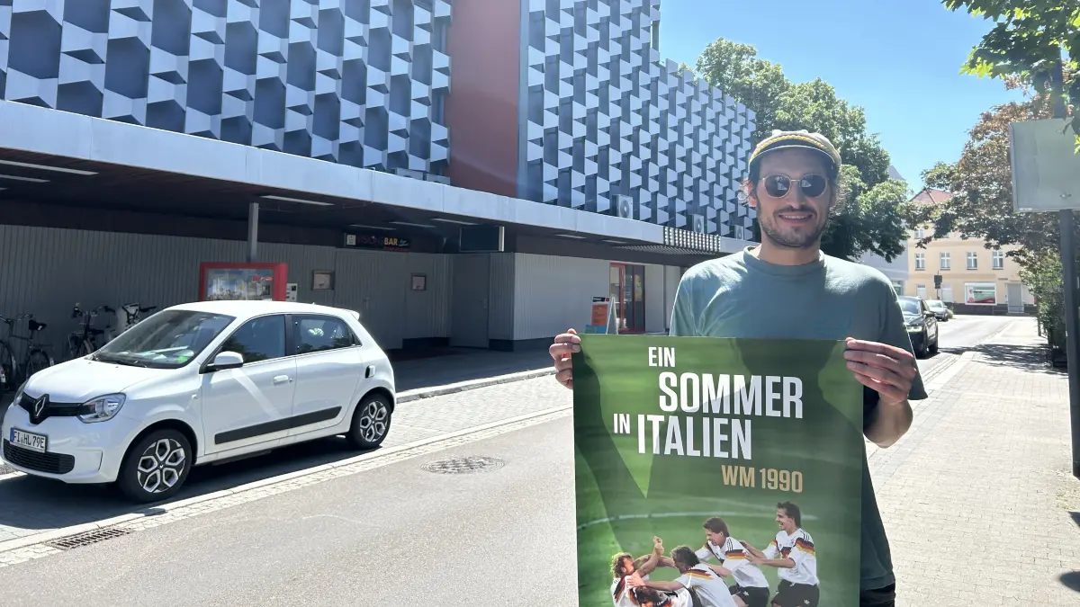 Bevor die Deutsche Nationalmannschaft in das erste Spiel der K.-o.-Runde bei der WM 2026 geht, zeigt Max Siegert vom Weltspiegel Finsterwalde einen Dokumentarfilm über die WM 1990. Anders als beim Team um Bundestrainer Julian Nagelsmann sind im Kino wenigstens ein Happy End und ansehnlicher Fußball garantiert.
