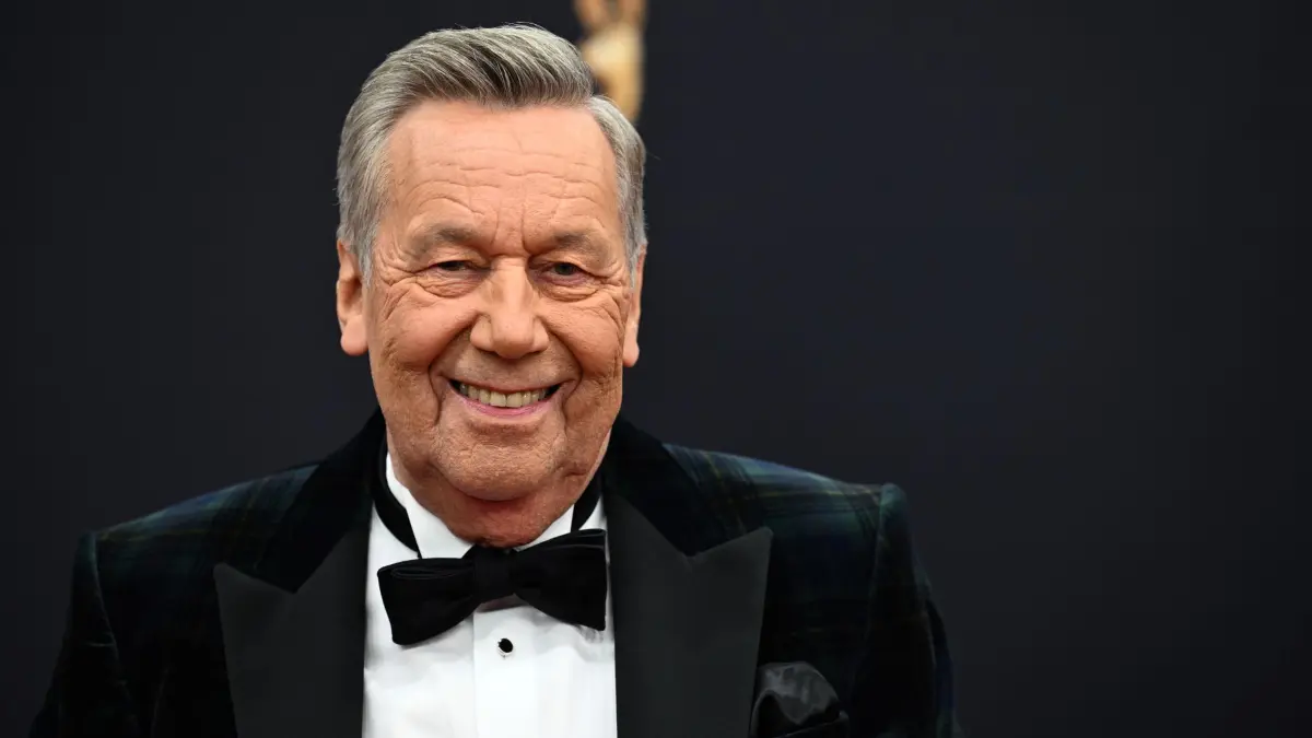 Roland Kaiser: ARCHIV - 13.11.2025, Bayern, Grünwald: Roland Kaiser kommt zur 77. Bambi-Verleihung in den Bavaria Filmstudios über den roten Teppich. (zu dpa: «Roland Kaiser lässt Hitze kalt - Konzert nicht abgesagt») Foto: Felix Hörhager/dpa +++ dpa-Bildfunk +++