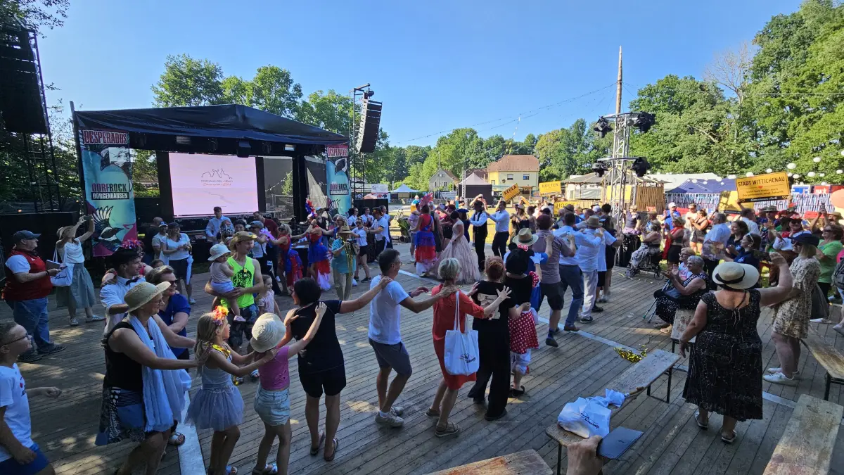 Mit einer Polonaise auf dem Dorfplatz endete der dreistündige Rundgang der Bundesjury durch Dörgenhausen. Im Hintergrund liefen bereits die Vorbereitungen für den traditionellen Dorfrock, der seit rund 30 Jahren am letzten Juni-Wochenende stattfindet.