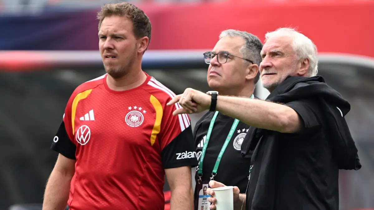Fußball-WM 2026 - Vorbereitung Chicago: ARCHIV - 05.06.2026, USA, Chicago: Fußball: WM 2026, Nationalmannschaft Deutschland, vor dem WM-Testspiel gegen die USA, Vorbereitung Chicago, Bundestrainer Julian Nagelsmann, Andreas Rettig, Geschäftsführer Sport beim Deutschen Fußball-Bund DFB und Rudi Völler, DFB-Sportdirektor (l-r) stehen auf dem Platz. (zu dpa: «Rettig vor Paraguay-Spiel: «Messer am Hals»») Foto: Federico Gambarini/dpa +++ dpa-Bildfunk +++
