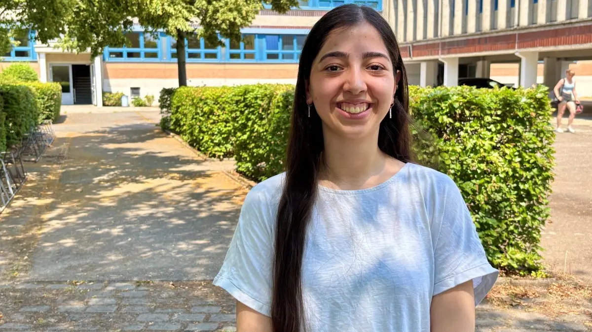 Latifa Raz lebt erst seit elf Jahren in Deutschland, hatte die dritte Klasse wiederholt, um überhaupt Deutsch lernen zu können. Sie spricht fünf Sprachen und hat ihr Abitur 2026 mit der Traumnote 1,0 absolviert. Sie will Kinderärztin werden, in Cottbus bleiben und am liebsten an der neuen Medizinischen Universität Lausitz - Carl Thiem (MUL-CT) Medizin studieren.