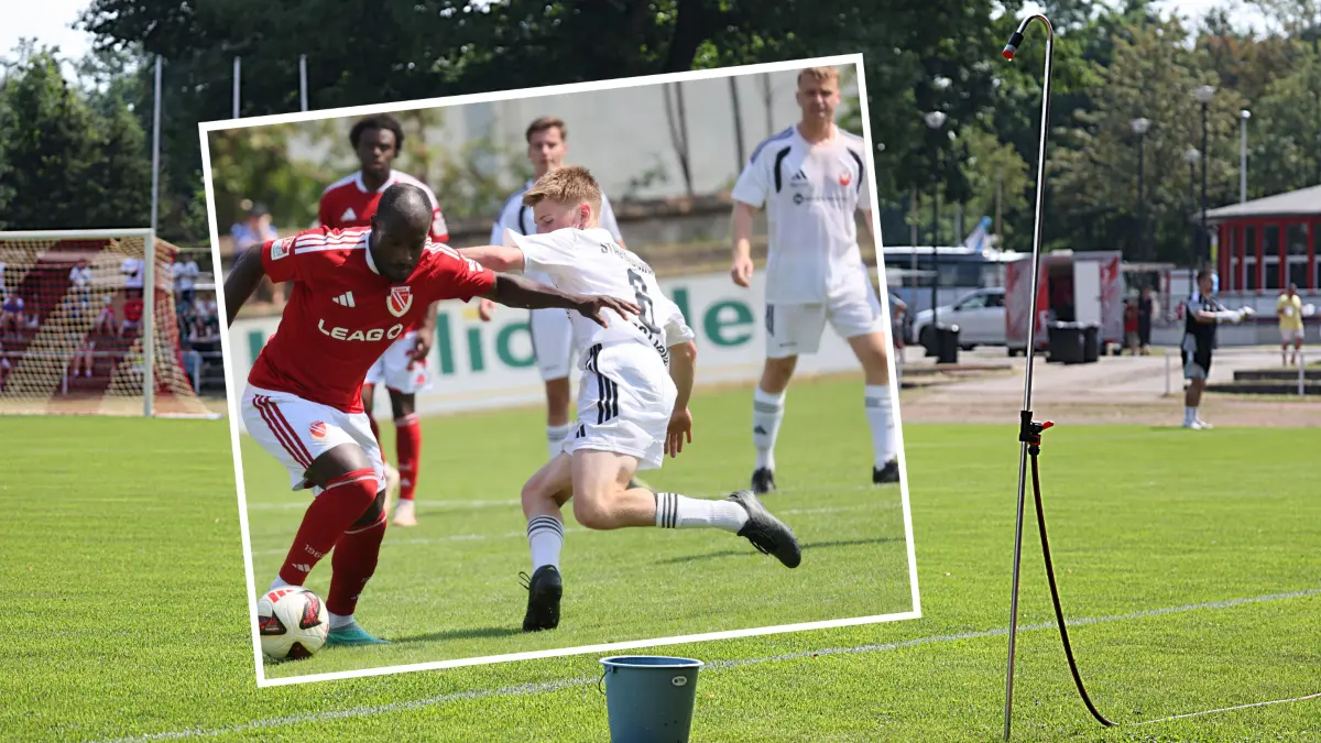 Wegen der hochsommerlichen Temperaturen standen Wassereimer und sogar Duschen am Spielfeldrand bereit.