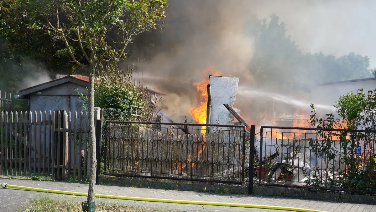 Brand in Weißwasser: Die Feuerwehr Weißwasser versucht, das Feuer an der Görlitzer Straße bei einer Gartenlaube zu löschen.