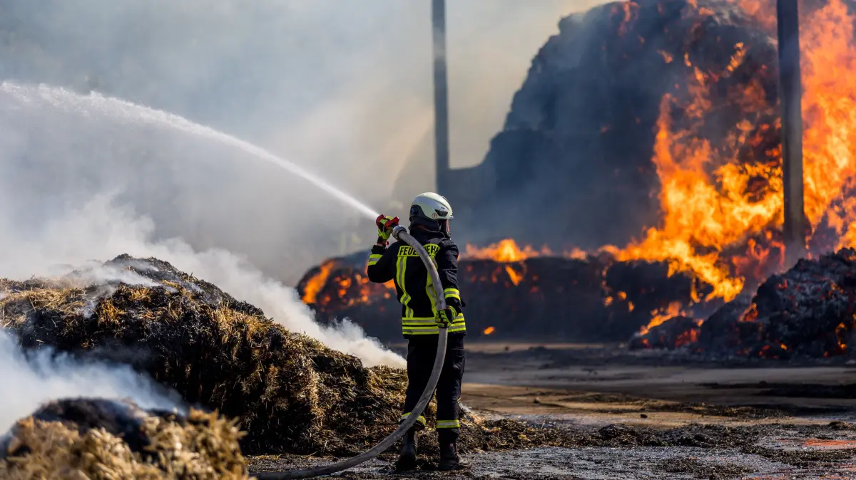 Zahlreiche Feuerwehren sind bei sengender Hitze zu einem größeren Brand in Großkmehlen geeilt. Das Feuer hat auch Auswirkungen auf das Sportfest des örtliches SV Aufbau.