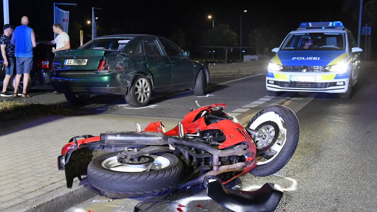 Schwerer Verkehrsunfall auf der B169 in Elsterwerda zwischen Motorrad und Pkw