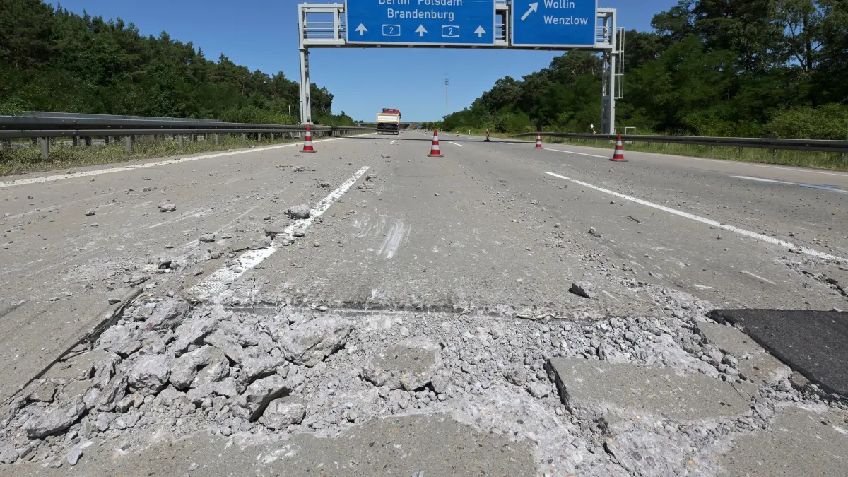 Hitze in Deutschland - Straßenschäden A2 in Brandenburg