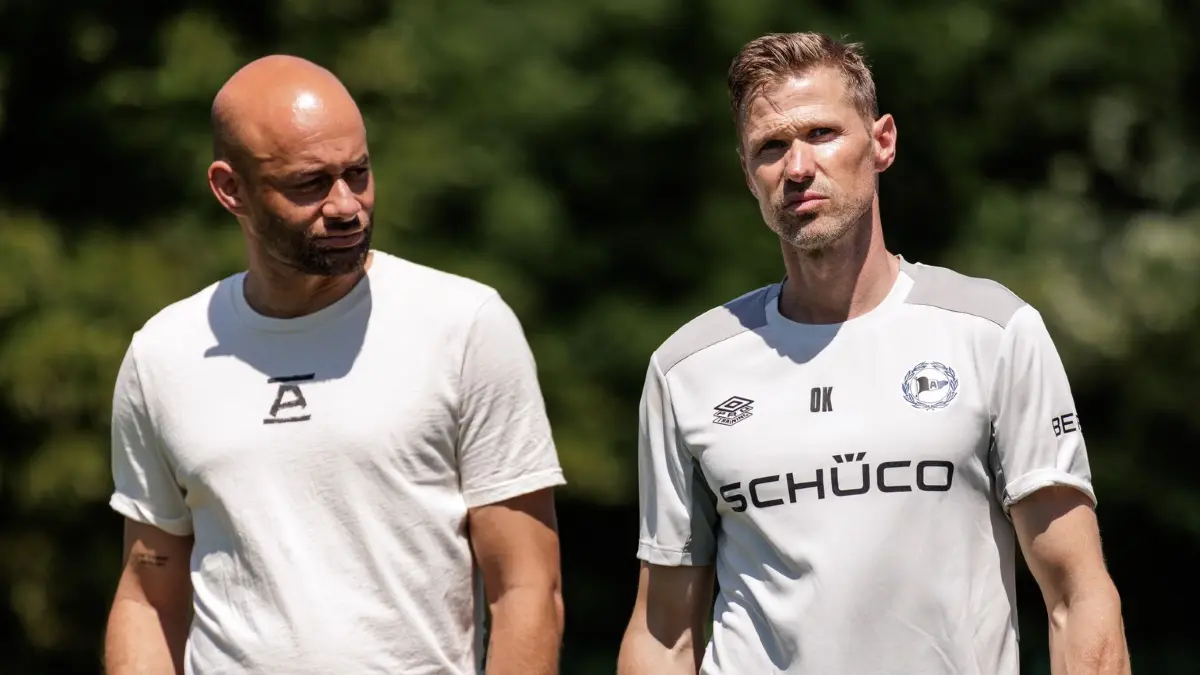 Trainingsauftakt Arminia Bielefeld mit neuem Cheftrainer: 28.06.2026, Nordrhein-Westfalen, Bielefeld: Fußball: 2. Bundesliga, Trainingsauftakt Arminia Bielefeld mit dem neuen Cheftrainer Oliver Kirch (r) und Pressesprecher Malik Schacht auf dem Trainingsgelände an der Friedrich-Hagemann-Straße in Bielefeld. Foto: David Ebener/dpa - WICHTIGER HINWEIS: Gemäß den Vorgaben der DFL Deutsche Fußball Liga bzw. des DFB Deutscher Fußball-Bund ist es untersagt, in dem Stadion und/oder vom Spiel angefertigte Fotoaufnahmen in Form von Sequenzbildern und/oder videoähnlichen Fotostrecken zu verwerten bzw. verwerten zu lassen. +++ dpa-Bildfunk +++