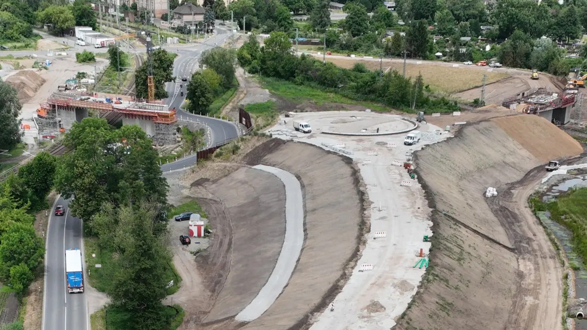 Das Drohnenbild zeigt den jetzigen und den künftigen Verlauf der L49 kurz vor Lübbenau.