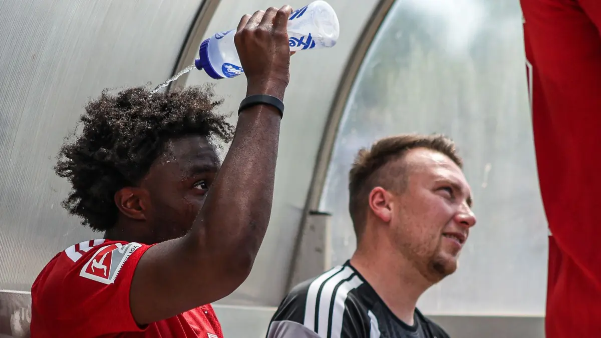 Anderson Lucoqui gönnt sich nach dem Testspiel von Energie Cottbus gegen die Cottbuser Stadtauswahl erst einmal eine Erfrischung.