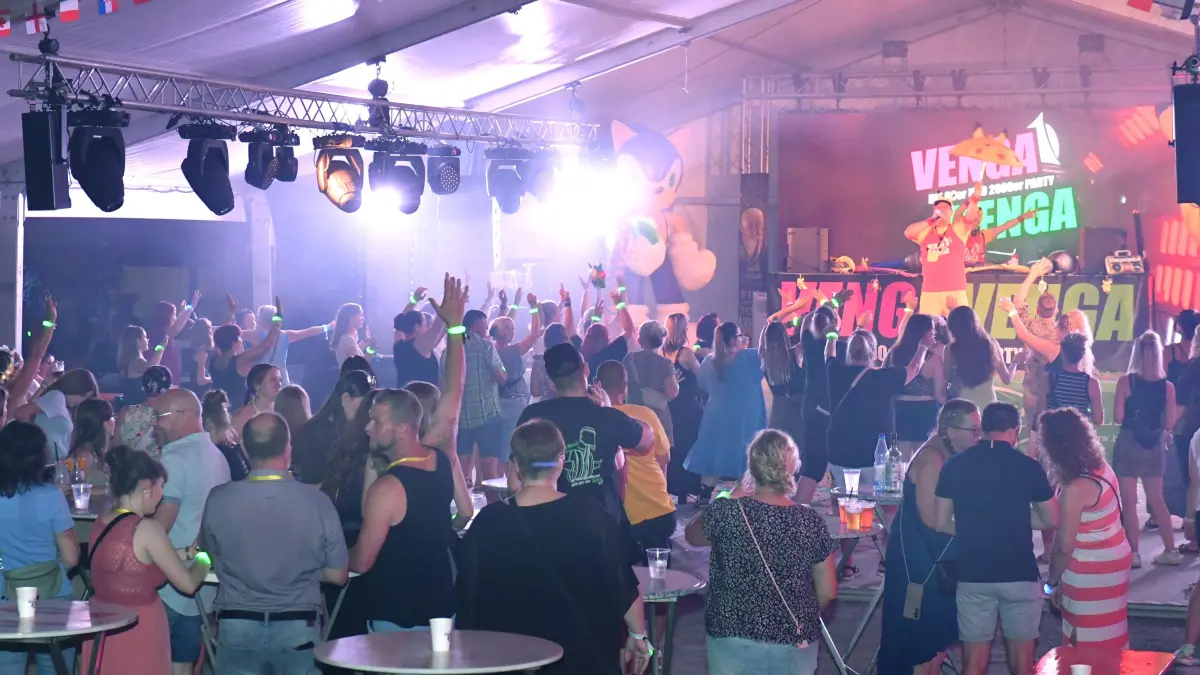 Was sich zunächst zu einem hitzebedingten Flop zu entfalten schien, entpuppte sich als eine Mega-Party im Herzen von Bad Liebenwerda. Mit kleinen Tricks wurde der Hitze ein Schnippchen geschlagen.