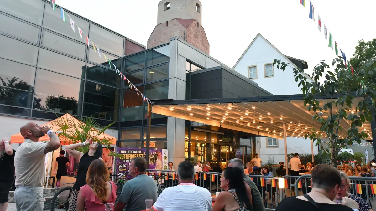 1. Turmfest der Neuzeit in Bad Liebenwerda unterm Lubwartturm – Hitze Hot- Spot zusätzlich angeheizt : 1. Turmfest der Neuzeit in Bad Liebenwerda unterm Lubwartturm – Hitze Hot- Spot zusätzlich angeheizt
- Was sich zunächst zu einem hitzebedingten Flop zu entfalten schien, entpuppte sich dann zu einer Mega- Party im Herzen von Bad Liebenwerda