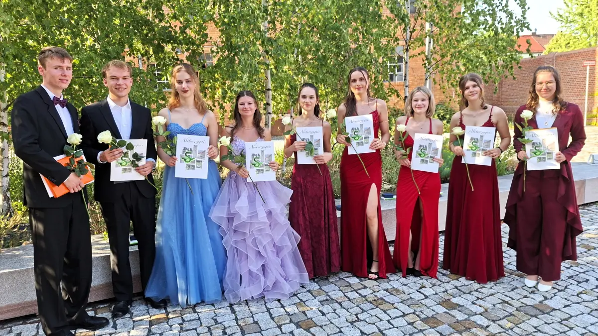 Die geehrten Kjellberg-Stipendiaten Konrad Pötzsch und Jody Höhne (links und rechts außen) und die 1,0-Abiturienten Johann Krause, Yuliia Kamyshova, Elisabeth Kugler, Julia Hunka, Leonie Hannig, Amy Schiller und Marie Bolze (v.l.).