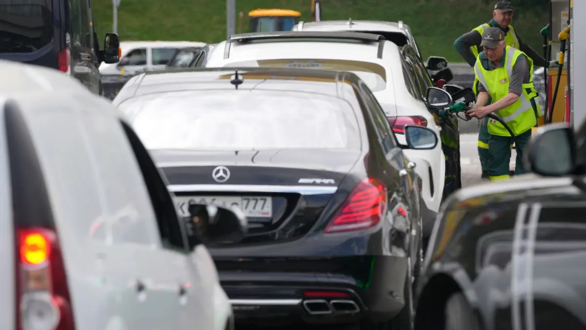 Kraftstoffengpässe in Russland: 29.06.2026, Russland, Moskau: Ein Tankstellenmitarbeiter betankt Autos an einer Rosneft-Tankstelle. Foto: Pavel Bednyakov/AP/dpa +++ dpa-Bildfunk +++