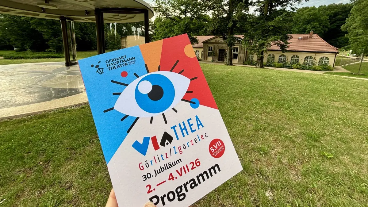 Der Badepark in Bad Muskau lädt ein: Das Straßentheaterfestival Via Thea wartet mit einem bunten Programm in der Parkstadt auf.