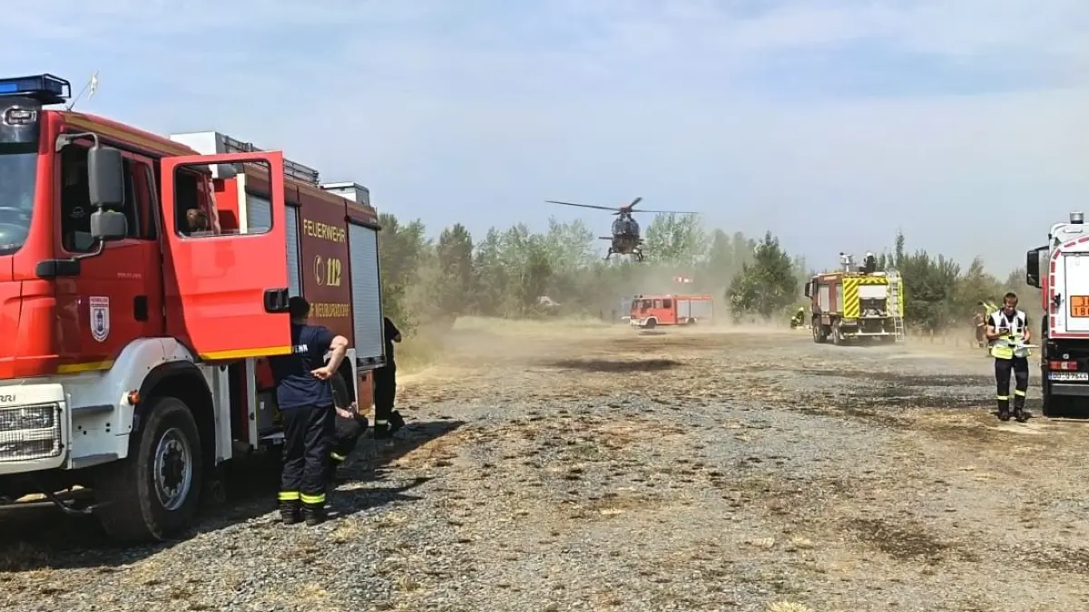 Diesmal waren in der Gohrischheide Löschhubschrauber schnell verfügbar, hier am Sammelpunkt bei Nieska (Sachsen).