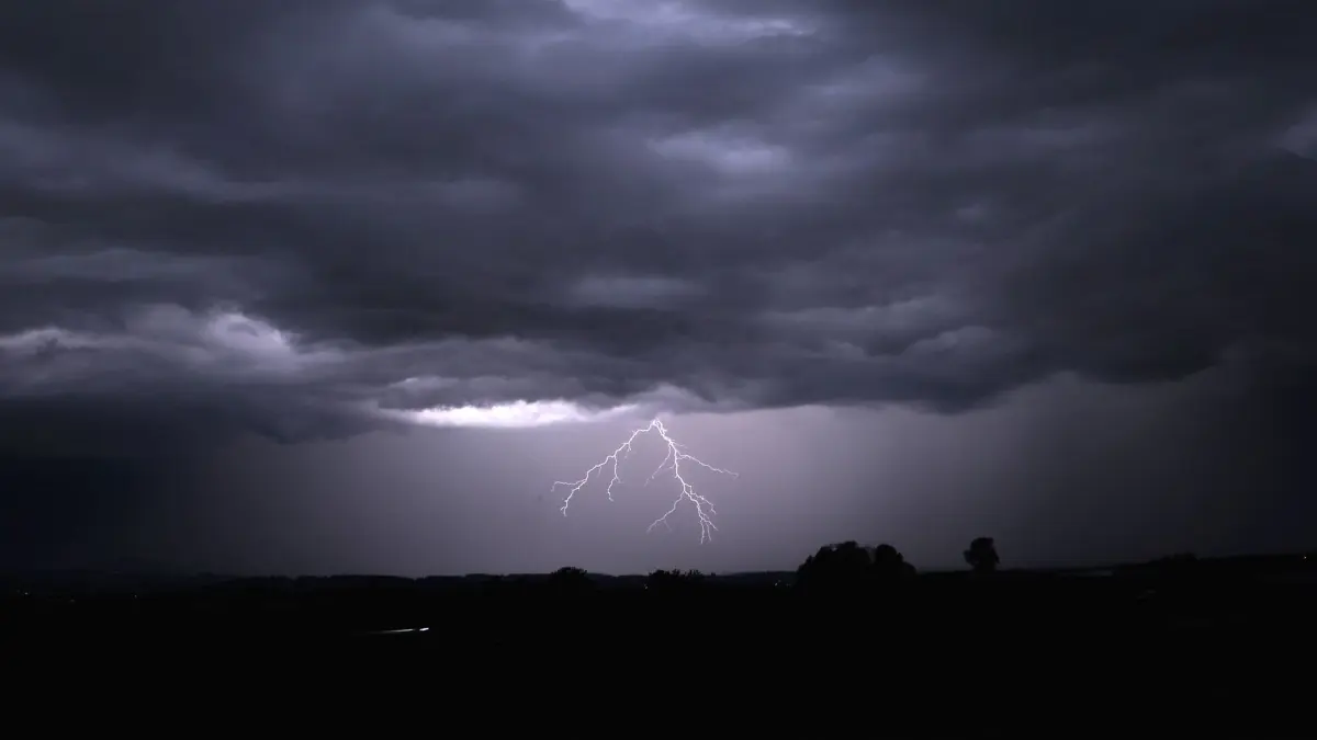 Gewitter in Bayern: 29.06.2026, Bayern, Marktoberdorf: Blitze erhellen den Himmel über dem Alpenvorland. Foto: Karl-Josef Hildenbrand/dpa +++ dpa-Bildfunk +++