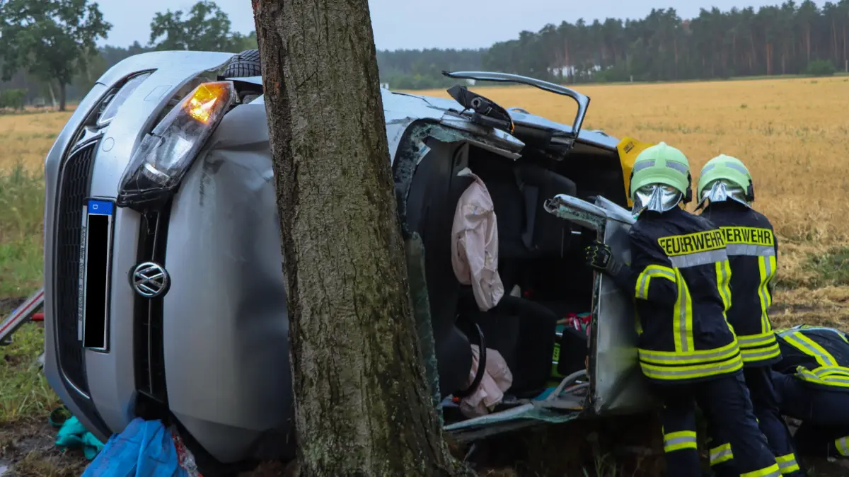 Unfall zwischen Ortrand und Frauendorf: Die Feuerwehr musste die Fahrerin (68) aus dem Wagen befreien.