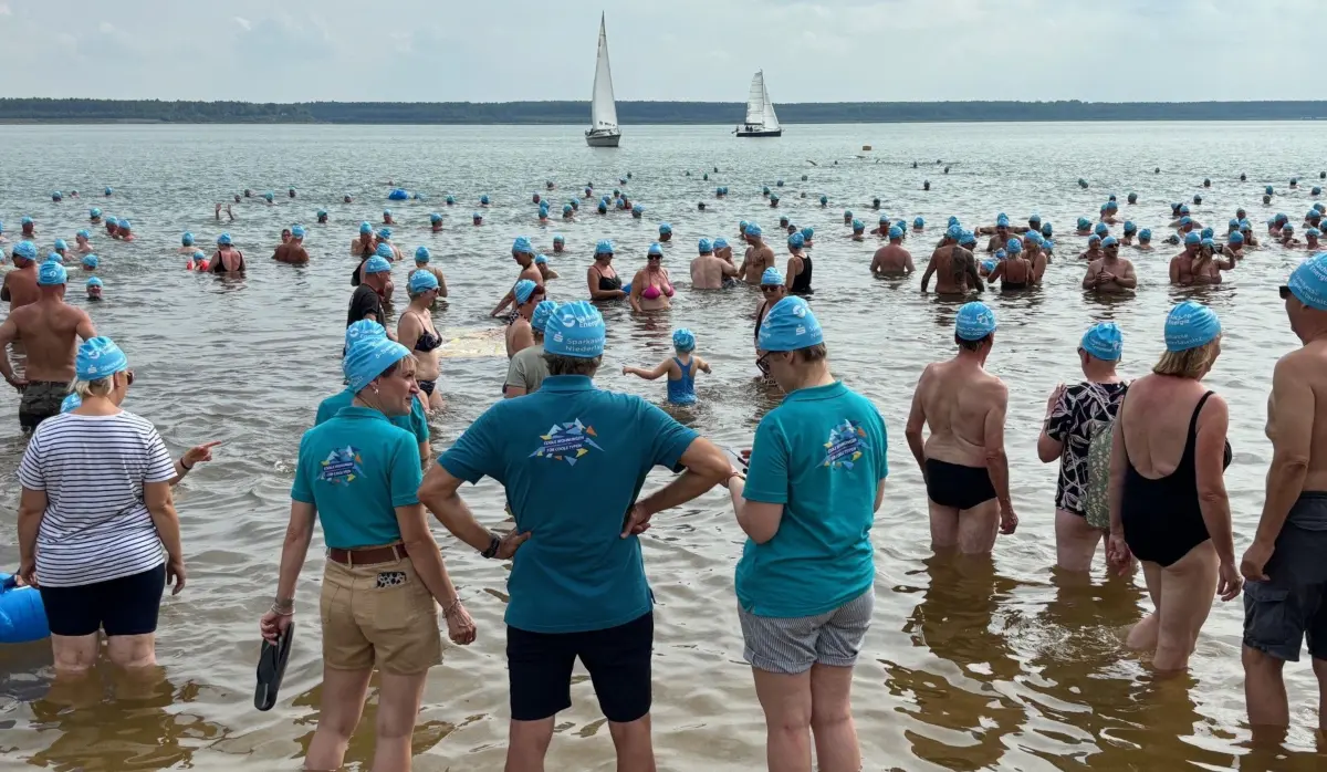 Im Partwitzer See sind etwa 650 Teilnehmer ins kühle Nass gesprungen.