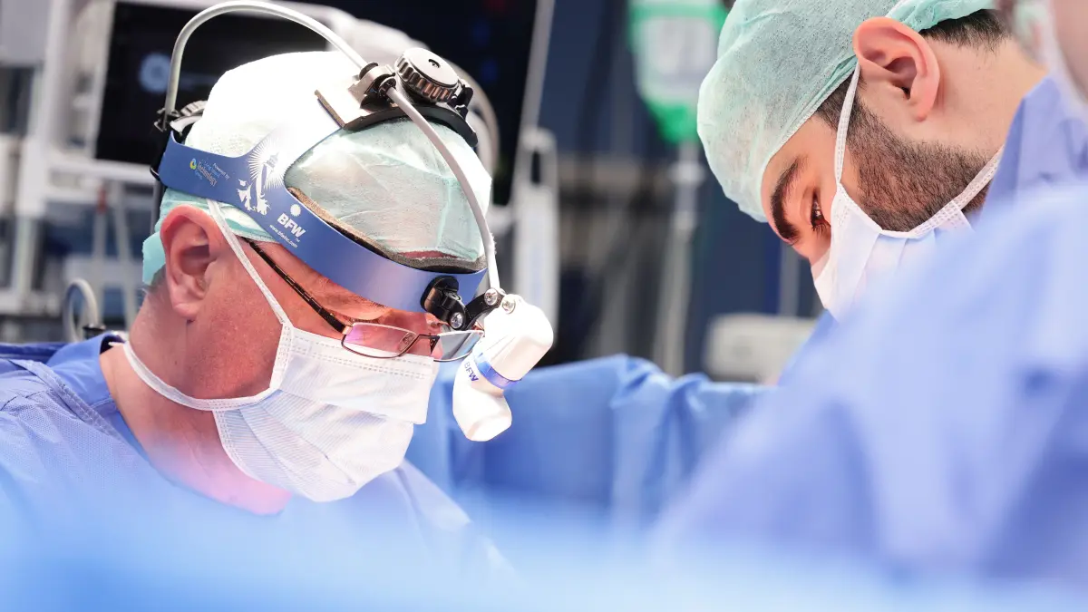 Millimetergenaue Präzision: Dr. Sören Just, Leitender Oberarzt Herzchirurgie am Cottbuser Herzzentrum, hat einem 51-jährigen Patienten aus Guben mit einem innovativen OP-Verfahren und einem starken Team das Leben gerettet.