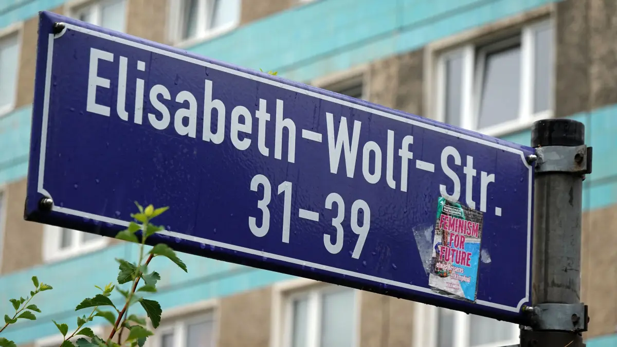 Srassenschild Frauen: Strassen, die in Cottbus nach Frauen benannt sind:
Elisabeth-Wolf-Strasse in Sandow