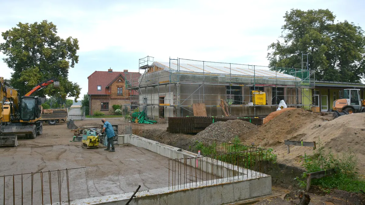 Das Dorfgemeinschaftszentrum in Graustein wächst. Für die neue Kita wird die Bodenplatte vorbereitet, im Hintergrund befindet sich der Mehrzweckraum.