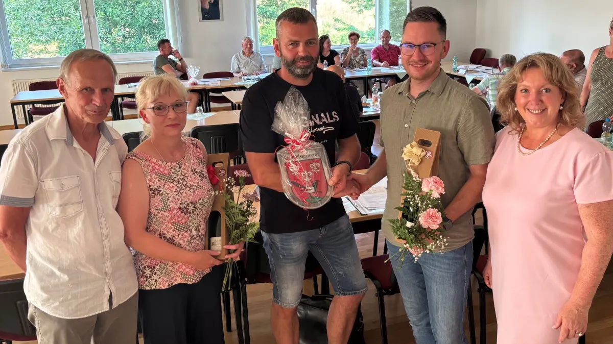 Bürgermeisterin Anja Heinrich hat mit Hannes Simon einen neuen Stellvertreter. Der Abgeordnete René Hoppe überreicht das Stadtwappen. Daneben Interimsstellvertreterin Rica Reinel-Langner und SVV-Vorsitzender Bernd Raum (v. r.).
