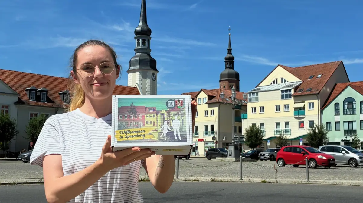 Pauline Neumann von der ASG Spremberg GmbH koordiniert die Rückkehr- und Zuzugsinitiative „Heeme fehlste!“. Für die Probewohnerinnen und Probewohner, die im Sommer 2026 Spremberg entdecken wollen, bereitet sie Willkommenspräsente für einen gelungenen Start vor.