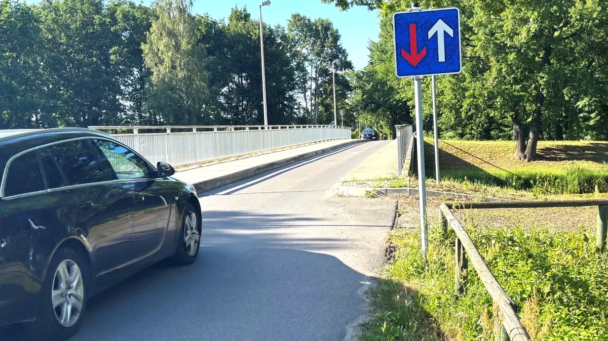 Auf der Elsterbrücke in Kotschka gilt ab sofort eine Tonnagebegrenzung. Während des mehr als einjährigen Baus der Großenhainer Straße (B101/169) führt über die Südstraße und damit über diese Brücke die für Ortskundige innerörtliche Abkürzung. Auch schwere Fahrzeuge haben sie bislang trotz ausgeschriebener weiträumiger Umfahrung genutzt.