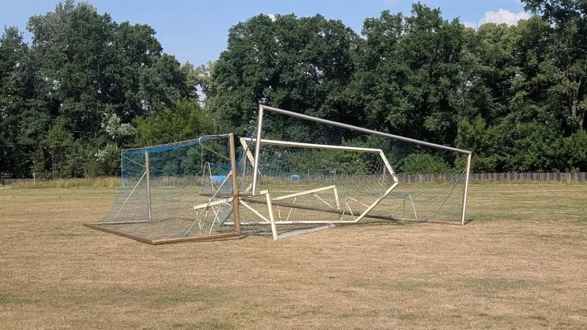 Verkeilte Tore auf der Sportstätte: Ehrenamtliche bringen die Anlage trotz großer Hitze wieder in Ordnung.