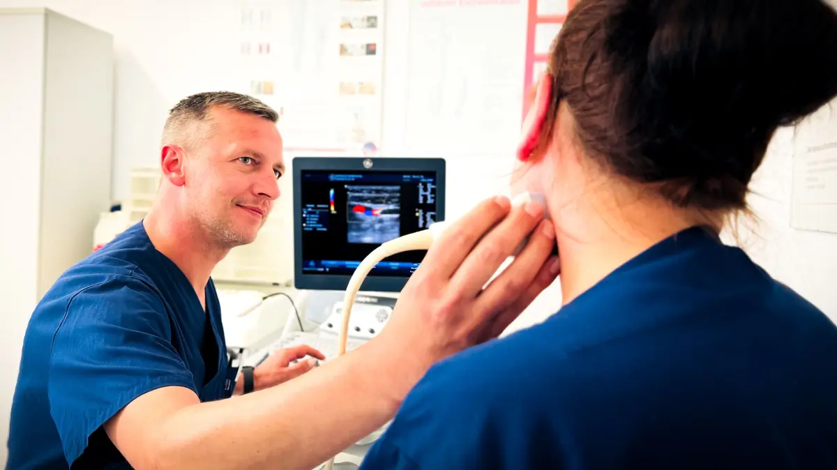 Gefäßcheck per Ultraschall: Die Halsschlagader verrät viel über den allgemeinen Zustand der Gefäße. Mit einer Ultraschalluntersuchung können die Experten sehen, ob sich bereits Kalkablagerungen gebildet haben.