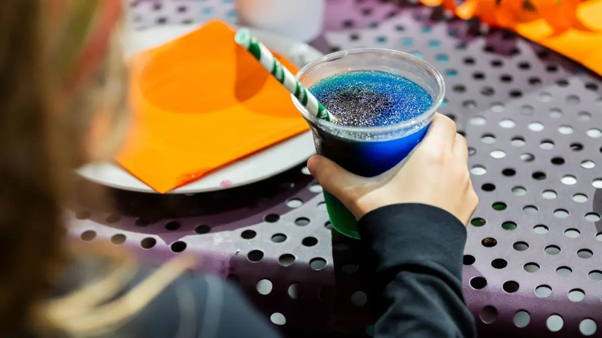 Kind trinkt ein Slush-Eis bei einem Kindergeburtstag: ARCHIV - Vielen Slush-Eis-Getränken wird Glycerin zugesetzt, um es geschmeidiger zu machen. Das kann in höheren Mengen aber zu Kopfschmerzen, Übelkeit und Benommenheit führen. (zu dpa: «Kopfweh und mehr: Behörde warnt vor Glycerin in Slush-Eis») Foto: Christoph Soeder/dpa/dpa-mag - Honorarfrei nur für Bezieher des Dienstes dpa-Magazin +++ dpa-Magazin +++