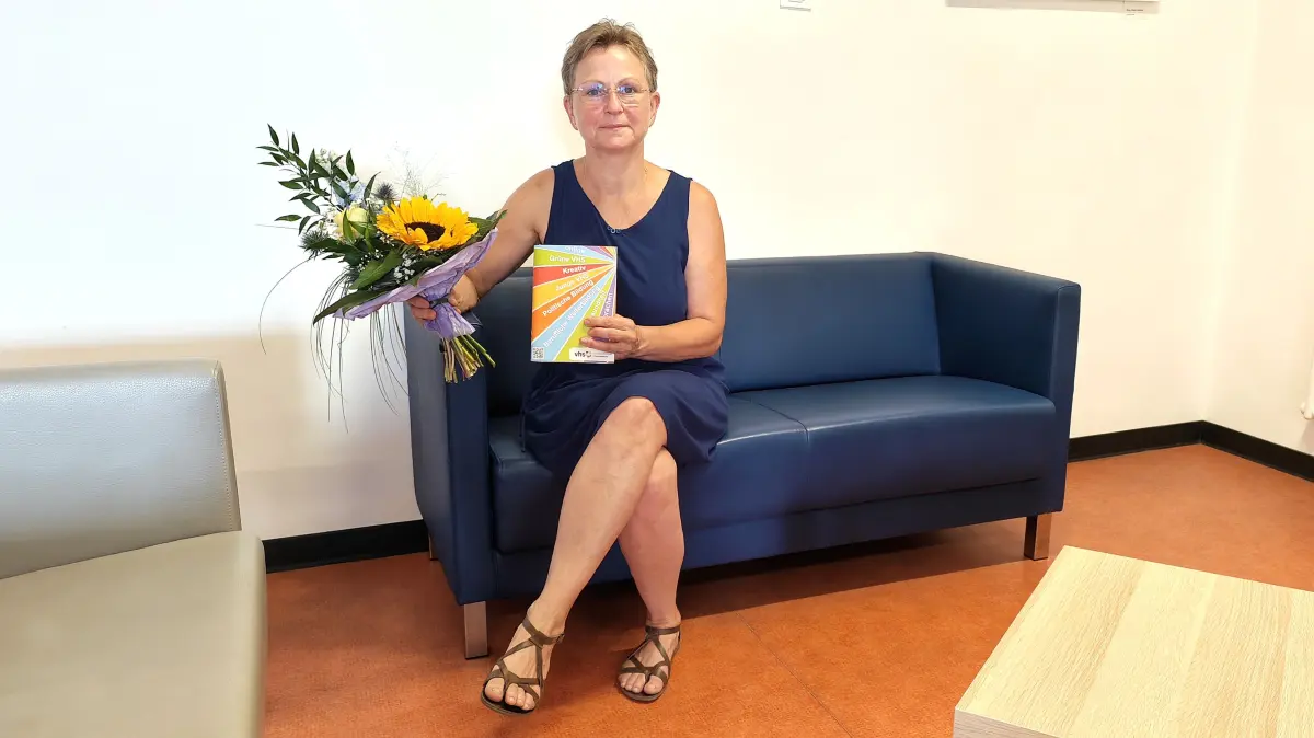 Für Ute Grun gab es zum Abschied von der Volkshochschule Hoyerswerda Blumen und viele gute Wünsche für die Zukunft.