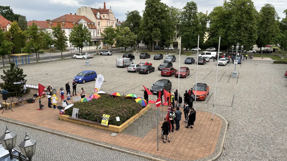 Marktplatz in Weißwasser. Die Rote Perspektive Oberlausitz zeigt laut und bunt ihre Haltung gegen Rechts. Auf der anderen Seite des Platzes steht ein Vertreter der AfD Weißwasser zum wöchentlichen Bürgerdialog.