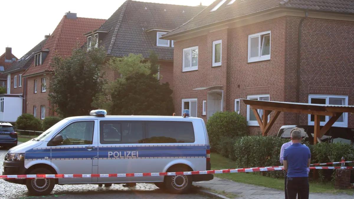 Schüsse in Jugendeinrichtung - Mehrere Tote in Stade: 30.06.2026, Niedersachsen, Stade: Ein Polizeiauto steht nahe einem Gebäude einer Jugendeinrichtung. In der Einrichtung waren gestern mehrere Menschen durch Schüsse gestorben. Foto: Kai Moorschlatt/dpa - ACHTUNG: Autokennzeichen und Hausnummer aus rechtlichen Gründen gepixelt +++ dpa-Bildfunk +++
