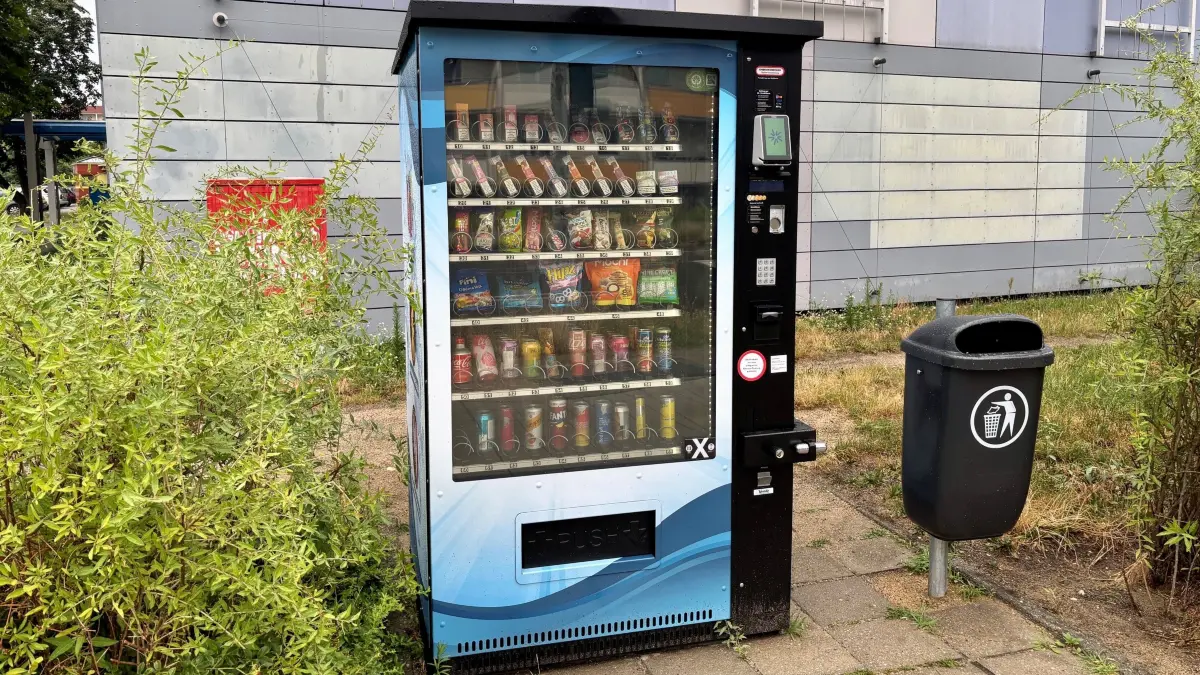 Dieser Automat, an dem Vapes, Energiedrinks, Legal Highs gekauft werden können, steht nur 50 Meter vom Eingang der Fontane-Gesamtschule entfernt. Die Eltern sind entsetzt und fordern, dass der Automat wegkommt.