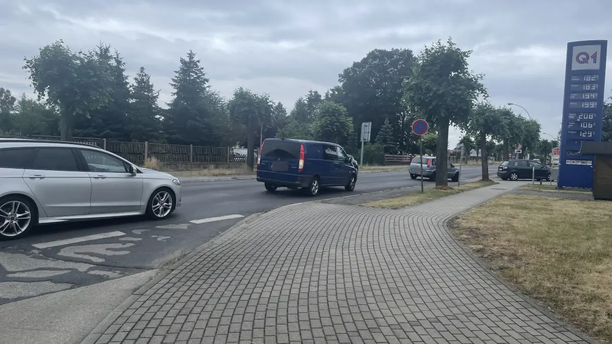Ansturm auf die Tankstellen in Finsterwalde, hier auf die Q1 in der Dresdener Straße. So stellen sich die Autofahrer auf das Ende des Tankrabattes ein.