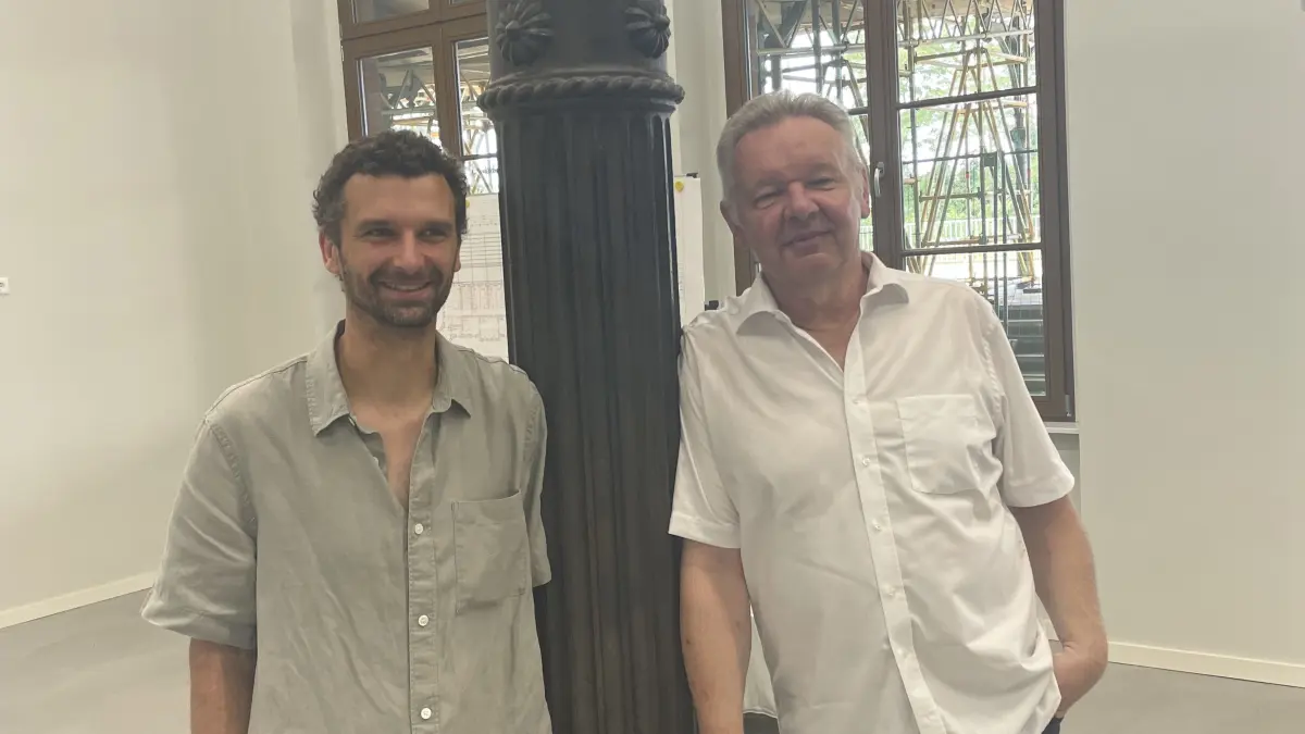Clemens Habermann (l.) und Tosten Ratke lehnen an einer Säule in der ehemaligen Wartehalle des Bahnhofes Finsterwalde. Sie gehörte zu den Herausforderungen für die beiden während des Umbaus.