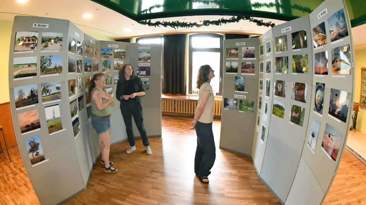 Auswertung Fotowettbewerb für 30. Naturparkfest in Zeischa : Auswertung Fotowettbewerb für 30. Naturparkfest in Zeischa
- Auswertung durch die Jurymitglieder im Gasthof Elstertal in Zeischa. An dem Wettbewerb haben sich diesmal 20 Fotografen mit 127 Einzelaufnahmen beteiligt