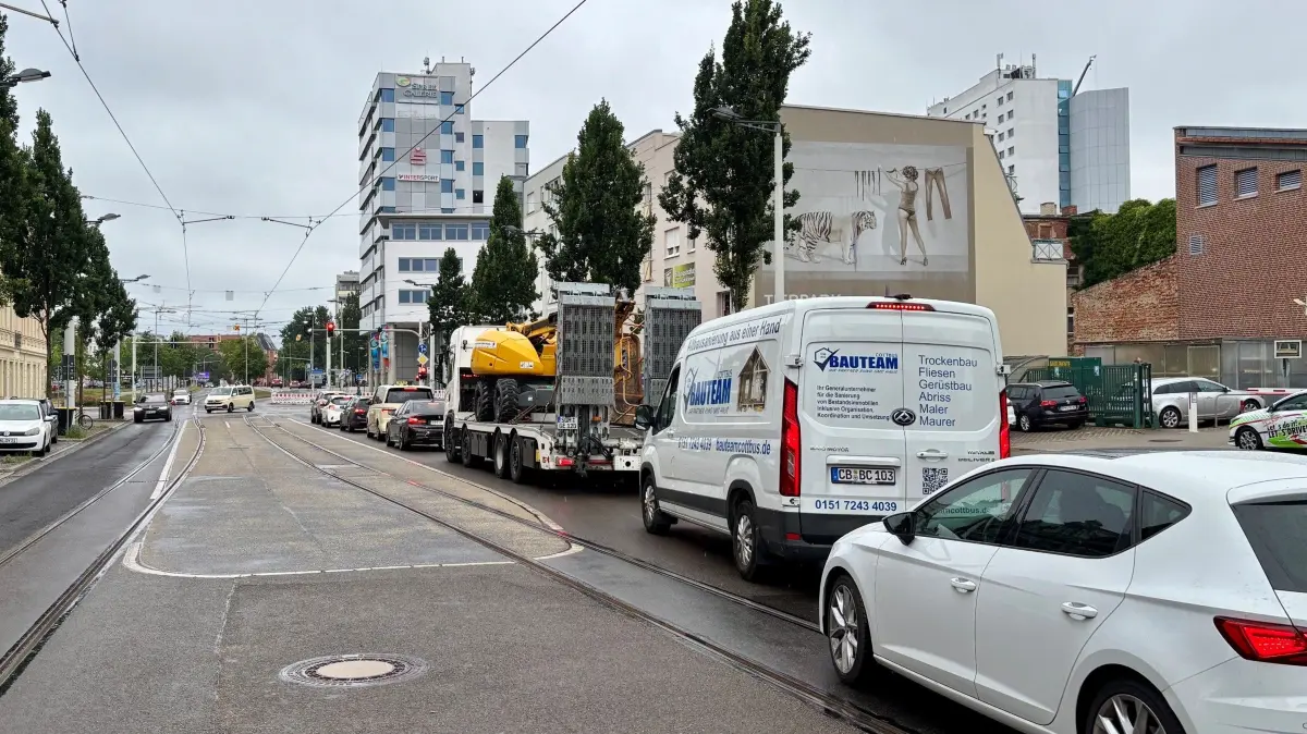 Der Verkehr staut sich in der Bahnhofstraße in Cottbus. Der Grund ist die Einschränkung der eigentlich zweispurigen Fahrbahn auf eine Spur. Auslöser dafür wiederum ist der Absturz einer 50 Kilo schweren Glasscheibe an der Spree Galerie.