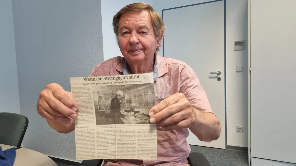 Hans-Jürgen Fröschke mit einem Artikel über die Stilllegung des Kraftwerks Lübbenau. Das Foto zeigt den damals 51-jährigen Schichtleiter und Elektriker in der Schaltzentrale.