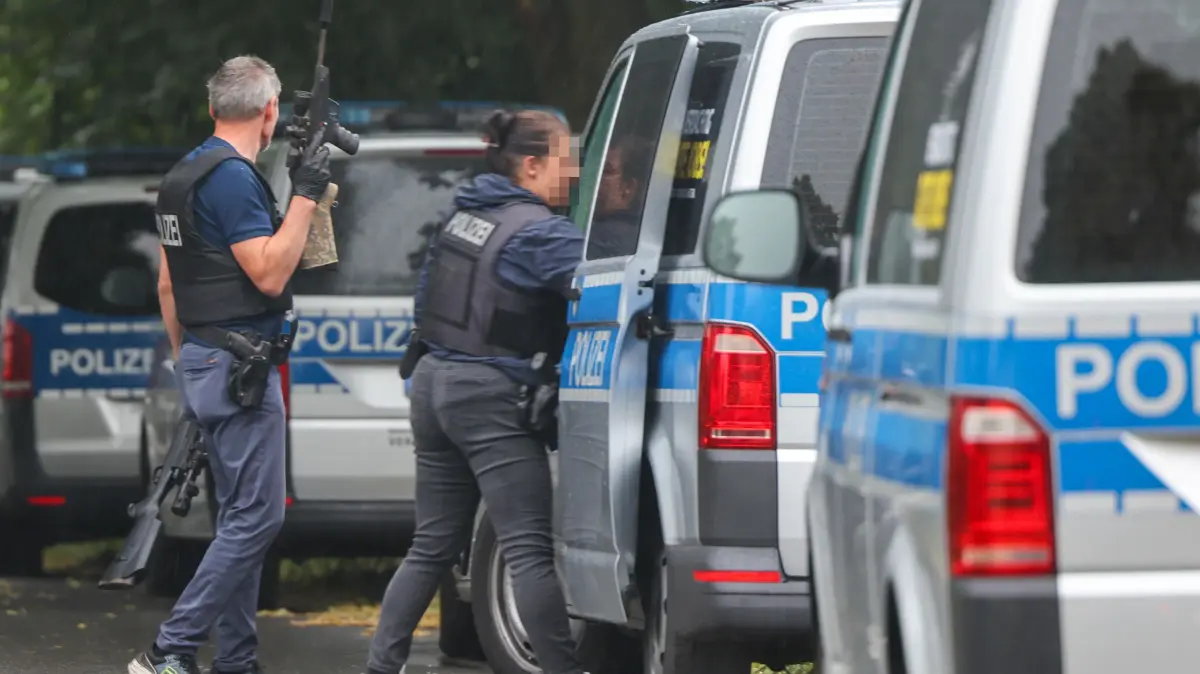 In Weißbach bei Königsbrück ist es zu einem größeren Polizeieinsatz gekommen. Beamte des LKA und der PD Görlitz durchsuchten mehrere Objekte.