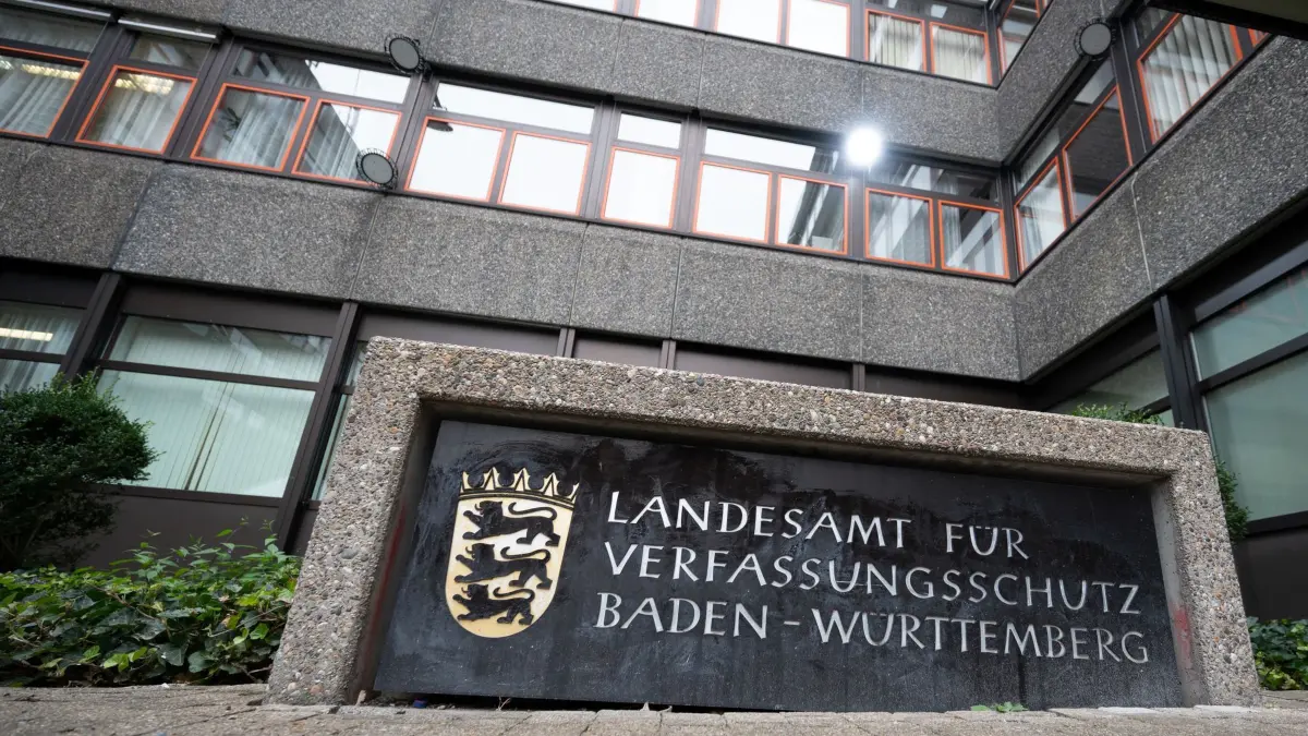 Landesamt für Verfassungsschutz Baden-Württemberg: ARCHIV - 19.10.2021, Baden-Württemberg, Stuttgart: Ein Schild mit der Aufschrift Landesamt für Verfassungsschutz Baden-Württemberg steht vor dem Eingang der Behörde. (zu dpa: «Stromausfall legt Systeme beim Verfassungsschutz teils lahm») Foto: Bernd Weißbrod/dpa +++ dpa-Bildfunk +++